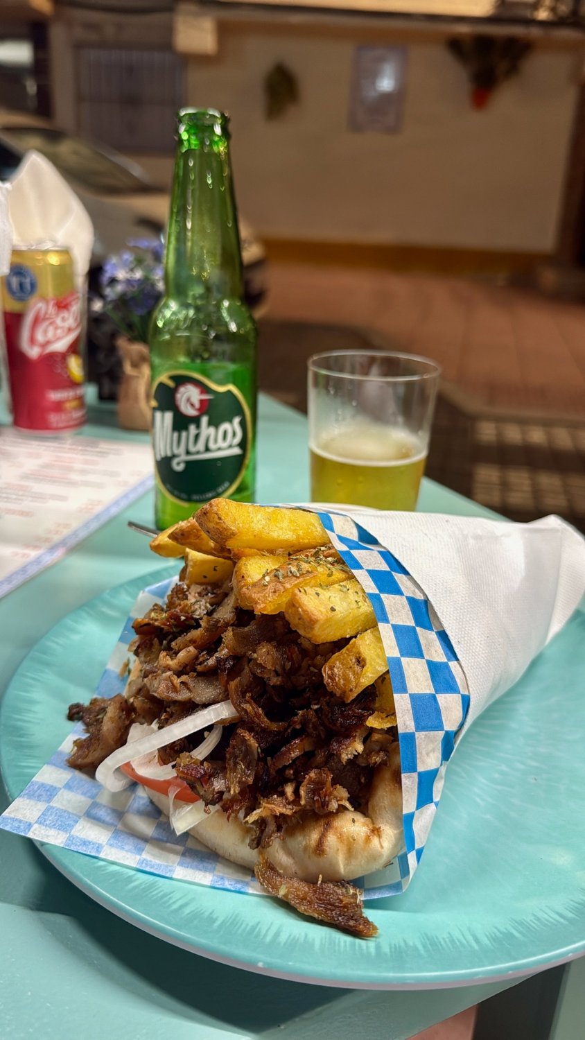 Pita met gyros en friet bij Alfa Pita in Estepona