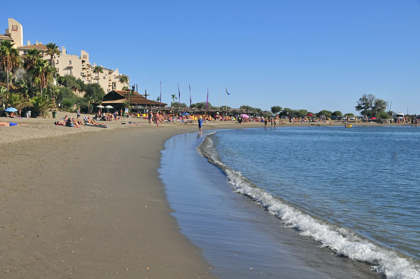 De beschutte baai van Playa del Cristo voor een ontspannen stranddag
