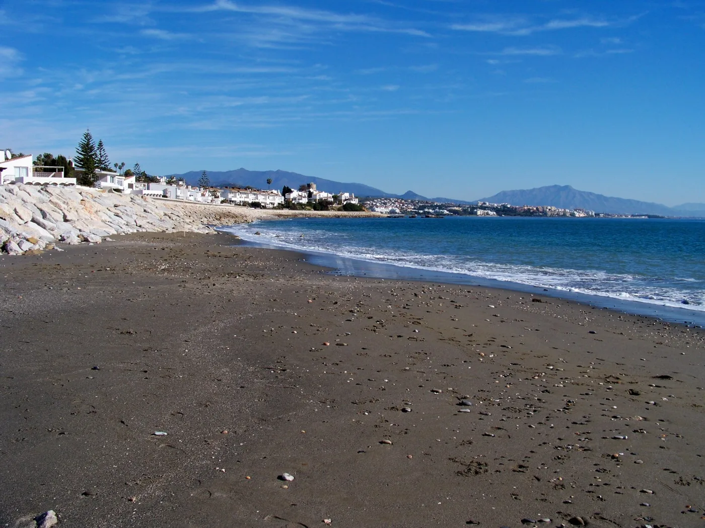 Rotsen en strand langs de kust van Bahía Dorada in Estepona