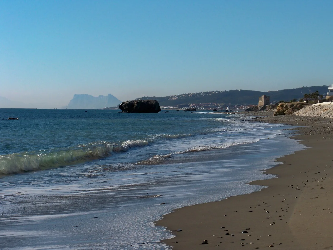 Zand en rotsachtige kust bij Playa de la Galera in Estepona