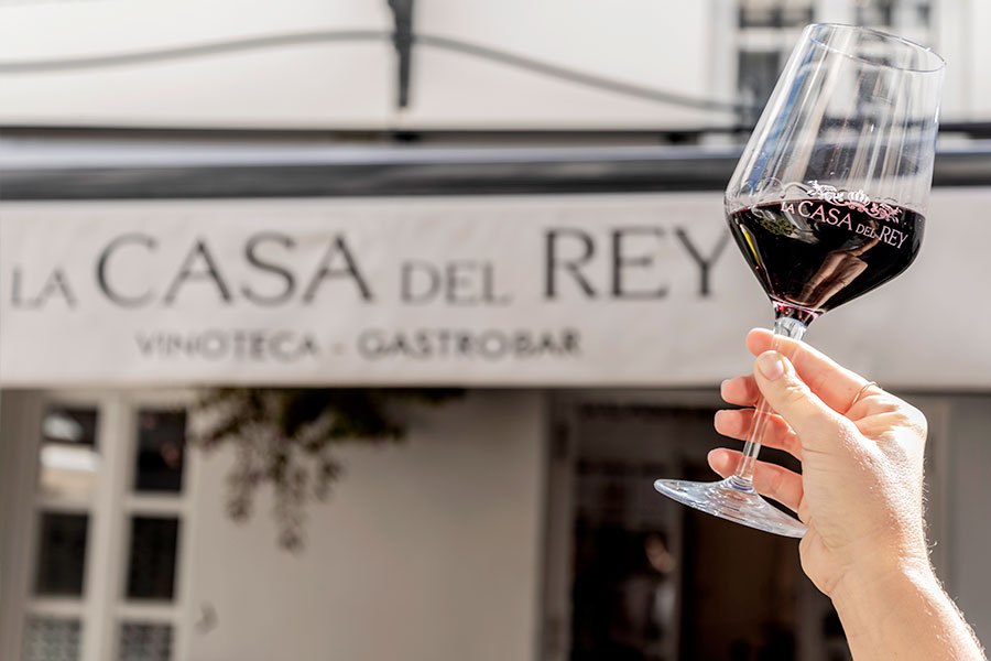 Een glas rode wijn bij La Casa del Rey in Estepona