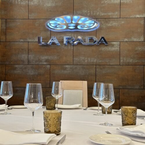 Gedekte tafels bij restaurant La Rada in Estepona