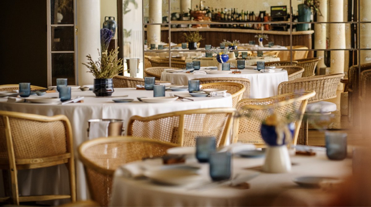 Het interieur van restaurant Mar de Sazzon bij Laguna in Estepona