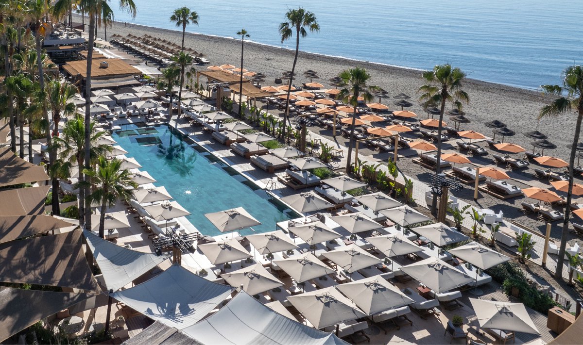 Zwembad en ligbedden van Sublim Beach Club bij Laguna in Estepona