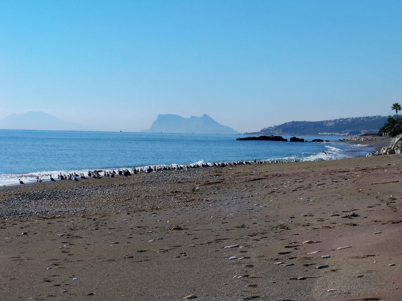 Het strand van Arroyo Vaquero met de kustlijn van Estepona